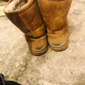Short chestnut UGGs